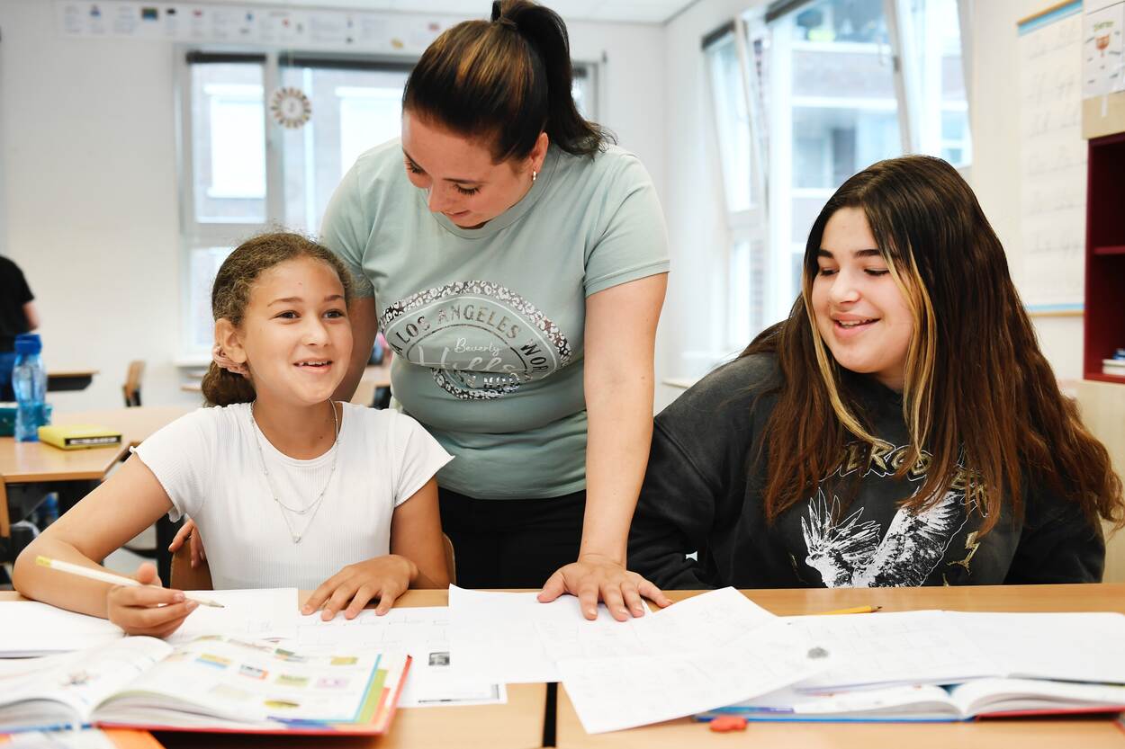 Docent met twee leerlingen