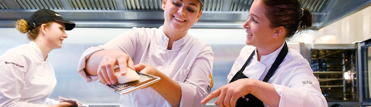 Mbo student samen met docent in keuken