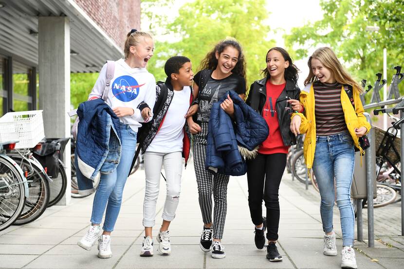 Meisjes lopen op straat