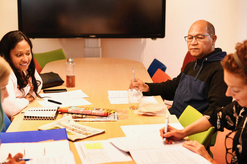 Docenten in gesprek met elkaar