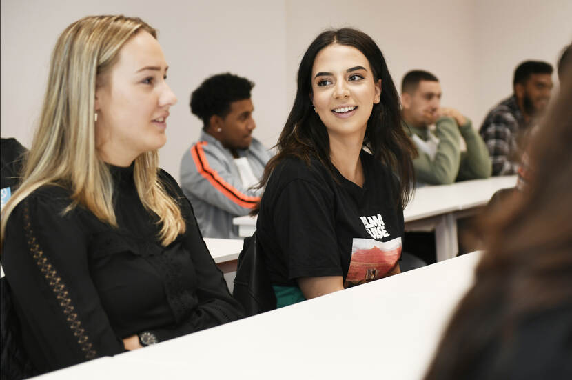 Studenten in collegebank