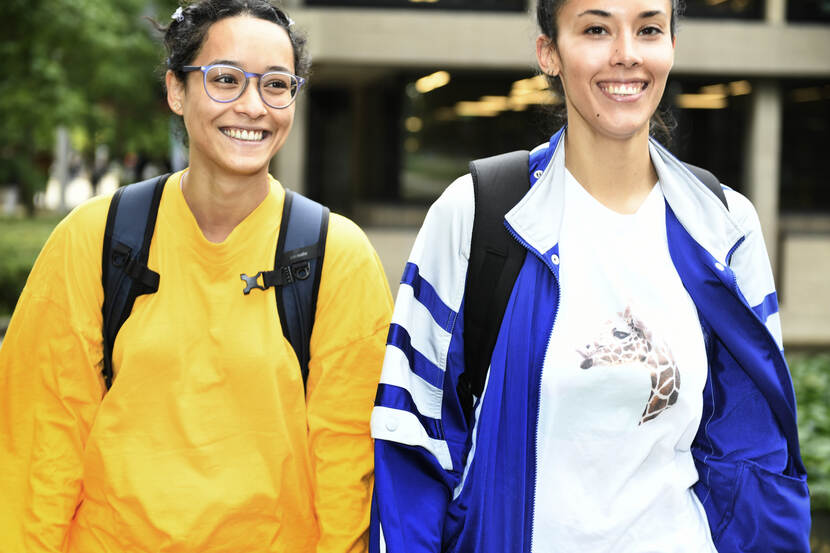 Twee studenten lopen buiten