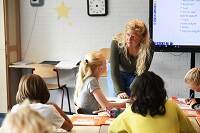 Docent en leerlingen in klas