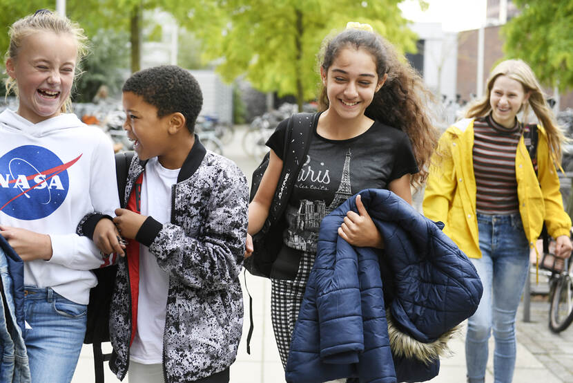Leerligen lopen en lachen samen buiten