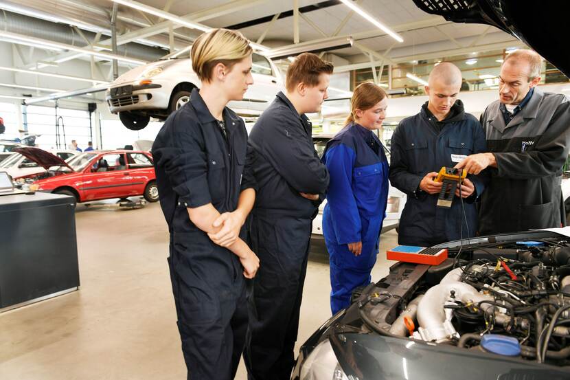 Studenten in een werkplaats