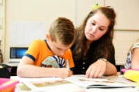 Docent legt uit aan leerling