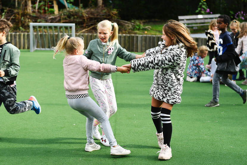 Leerlingen spelen buiten op schoolplein