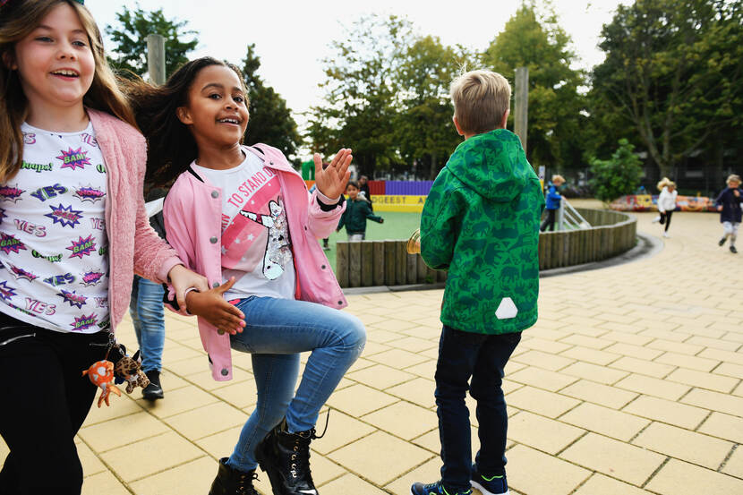 Meisjes spelen op schoolplein