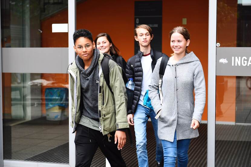 Leerlingen lopen schoolgebouw uit