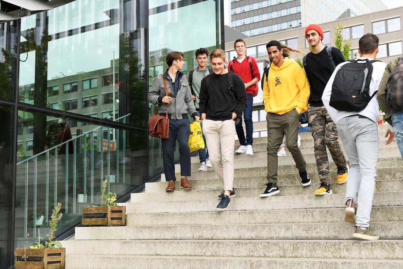 Studenten op trap voor gebouw