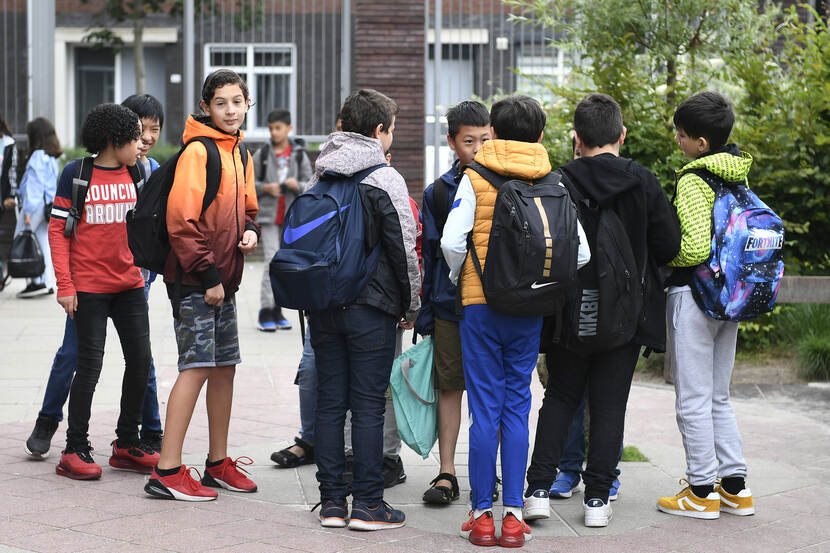 Jongens op het schoolplein