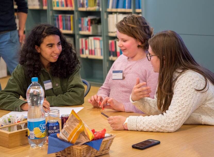 Jongeren in gesprek tijdens bijeekomst JongerenOnderwijsraad