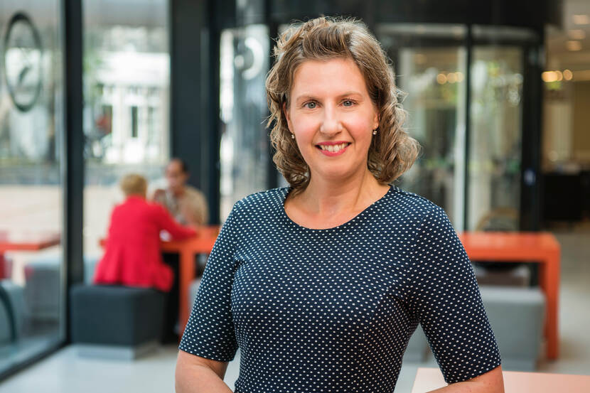 Dr. Mirjam Bakker